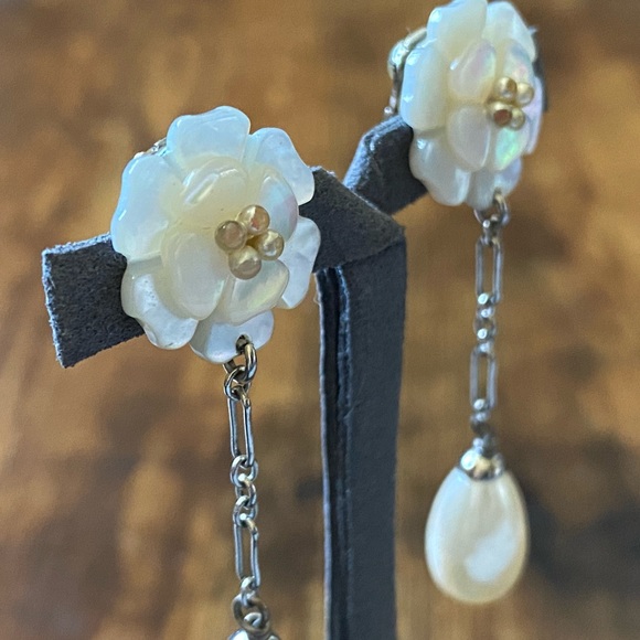 🆂🅾🅻🅳 Auth Vintage Chanel Camellia Earrings - Picture 3 of 13